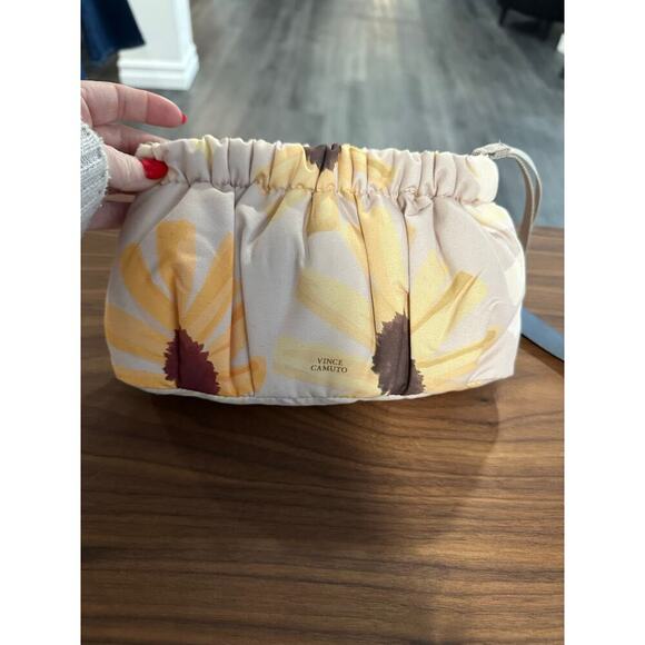 NWOT Vince Camuto Floral Wristlet Clutch - Picture 2 of 6